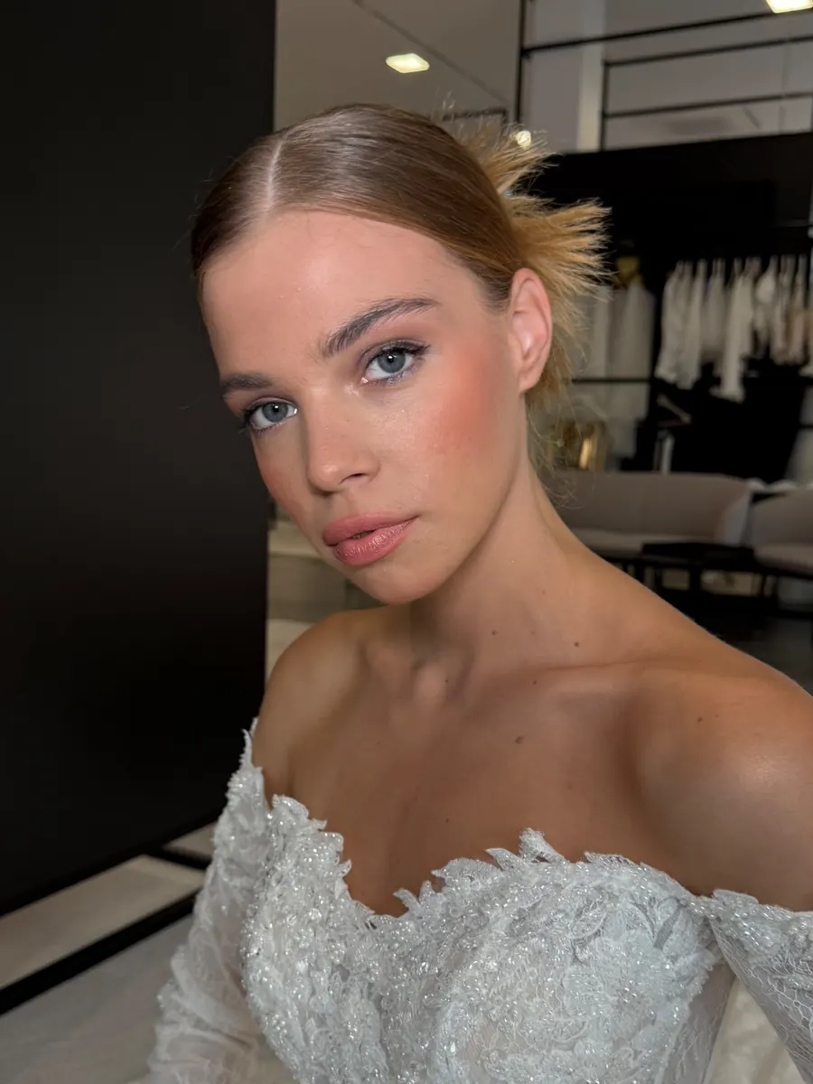 Natürliches Braut-Make-up und Brautfrisur zum Off-Shoulder-Kleid in München