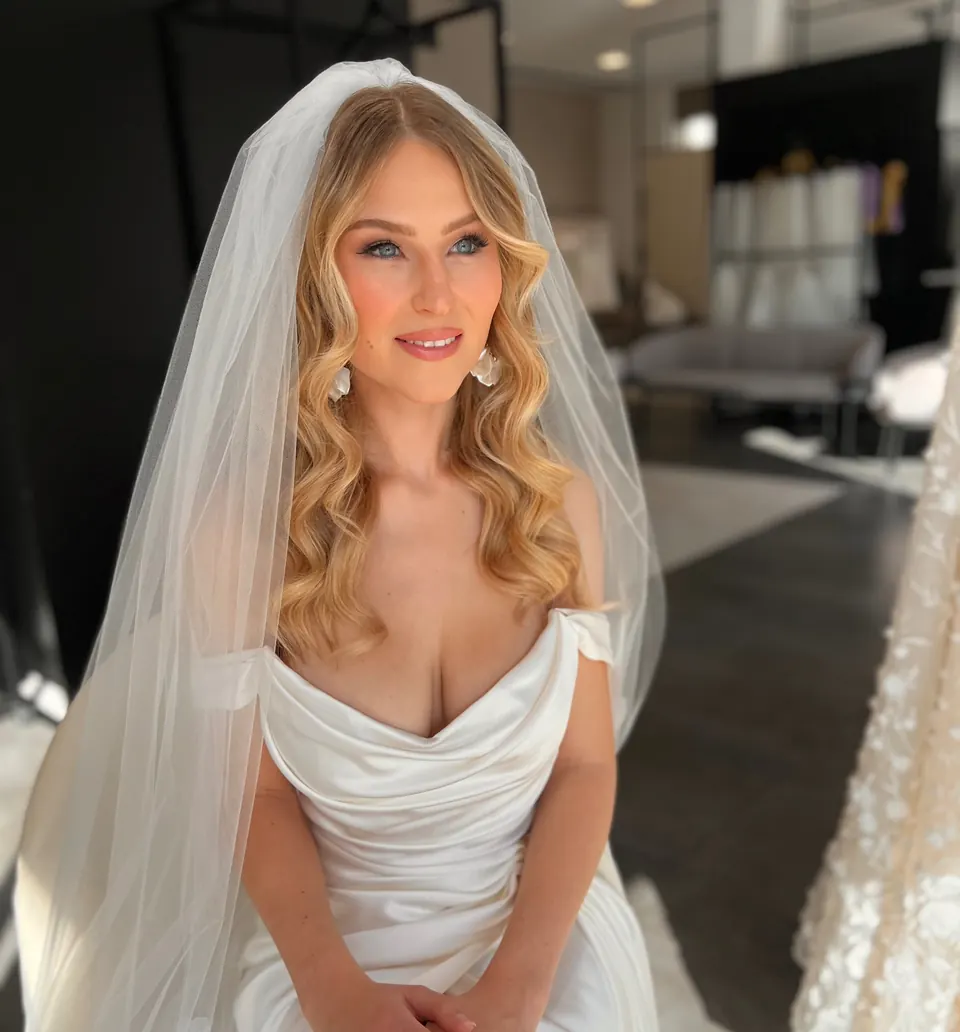 Braut mit langem Schleier, sanften Wellen und natürlichem Braut-Make-up in München