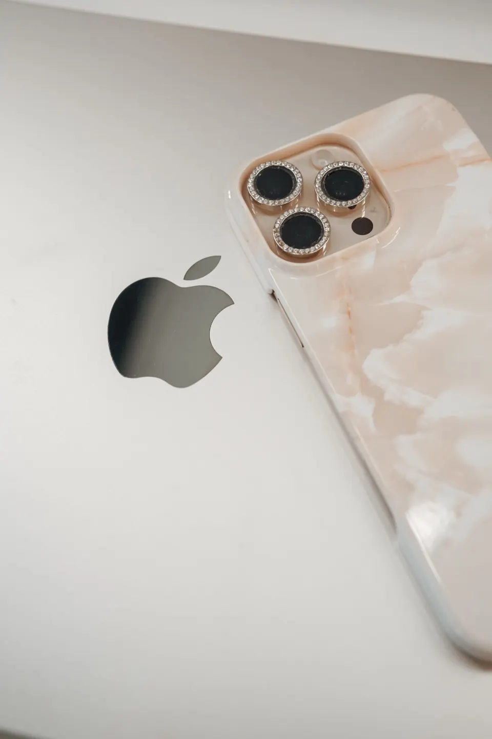 Laptop und Telefon für die persönliche Abstimmung deines Brautstylings