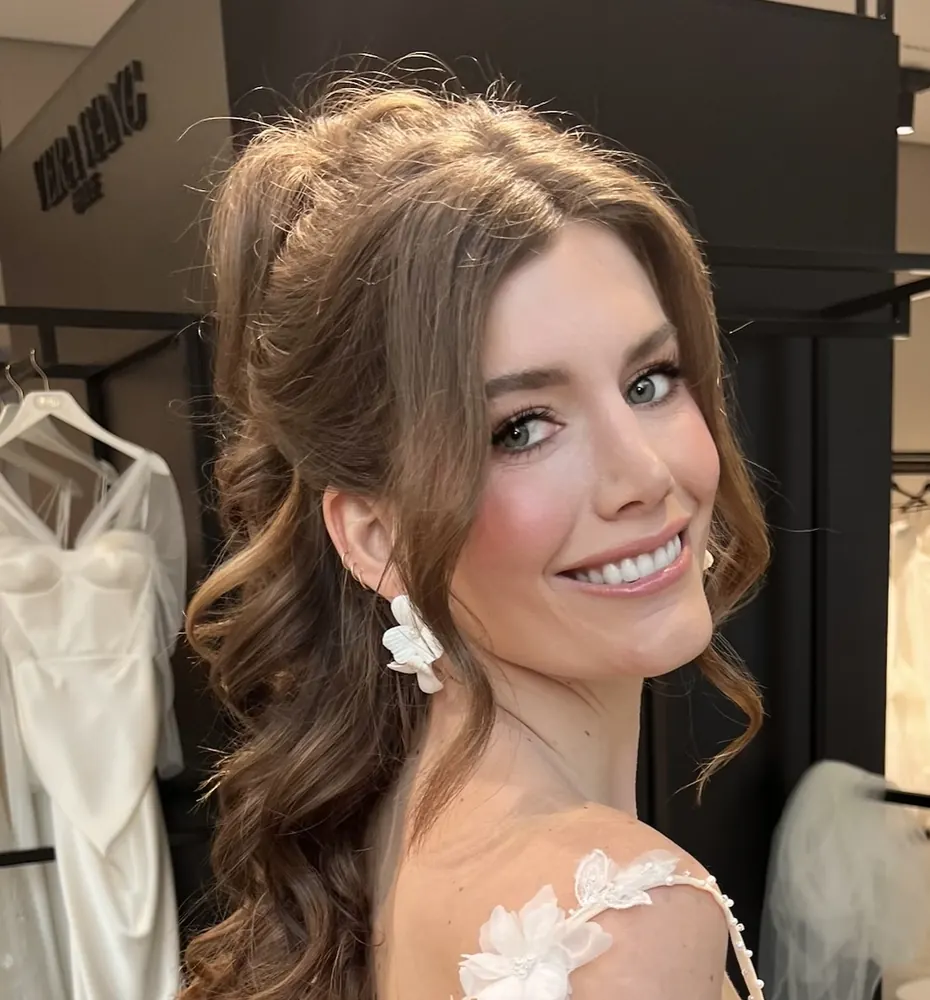 Braut mit langen, weichen Wellen und natürlichem Braut-Make-up beim Brautstyling in München