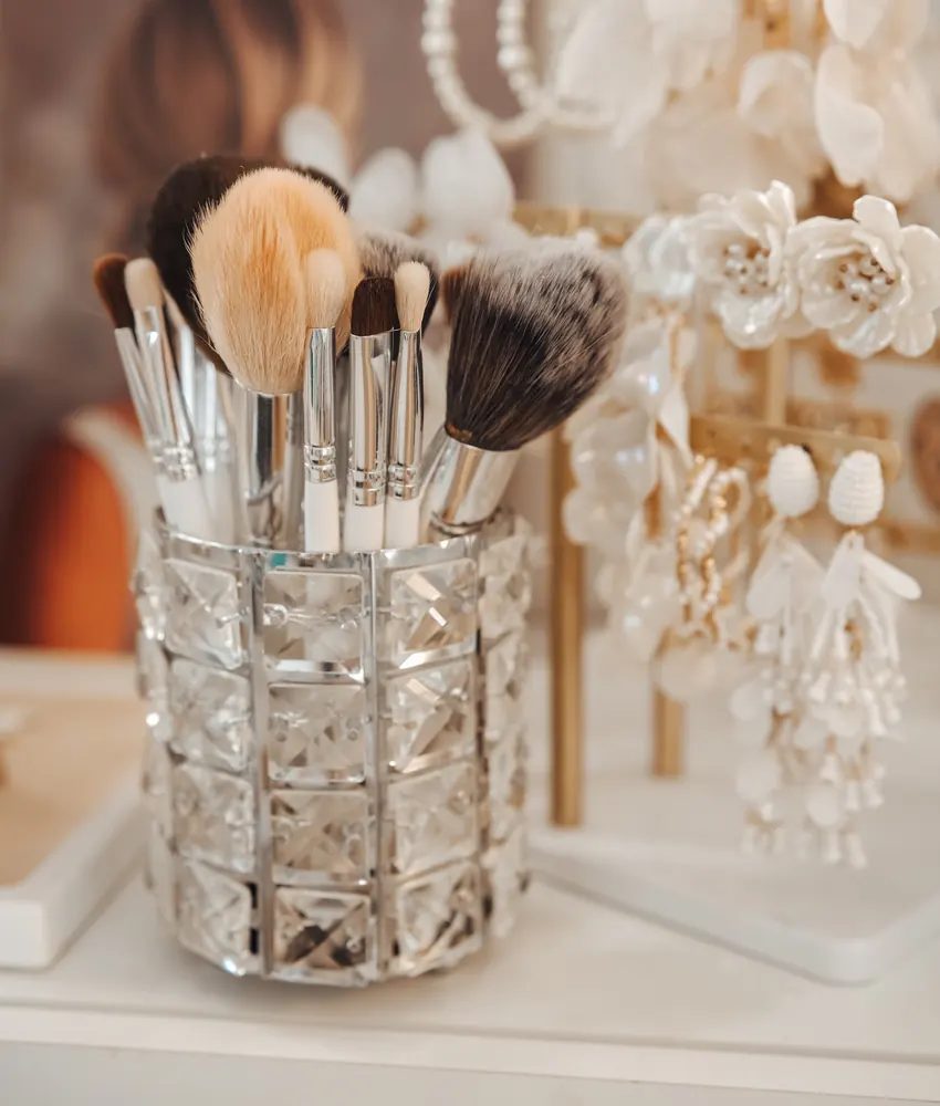 Make-up-Pinsel in einem Kristallglas, Ausblick auf die eigene Pinselkollektion von The Bridal Signature