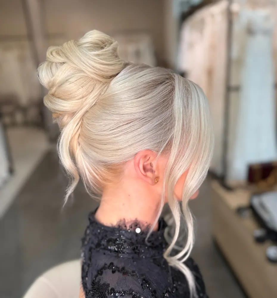 Lockere blonde Hochsteckfrisur für einen festlichen Abend – Event Hairstyling in München