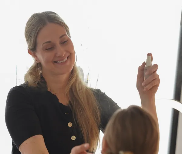 Angela Belaj beim Brautstyling in München